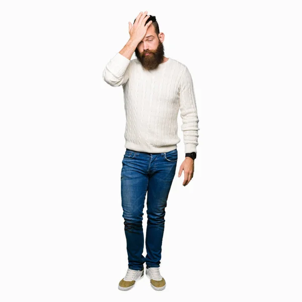 Joven Hombre Hipster Con Suéter Invierno Sorprendido Con Mano Cabeza — Foto de Stock