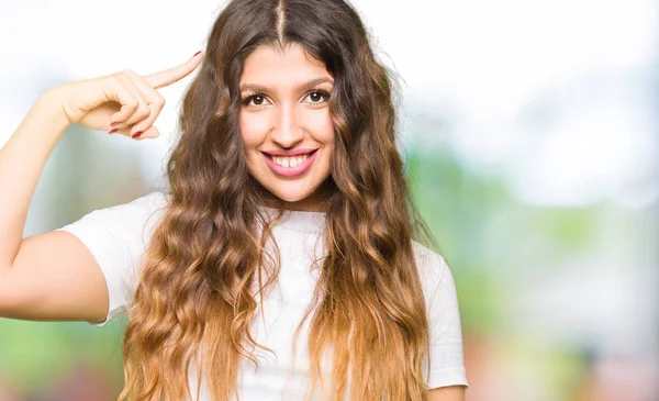 Mooie Jongedame Dragen Casual Wit Shirt Smiling Wijzend Naar Hoofd — Stockfoto