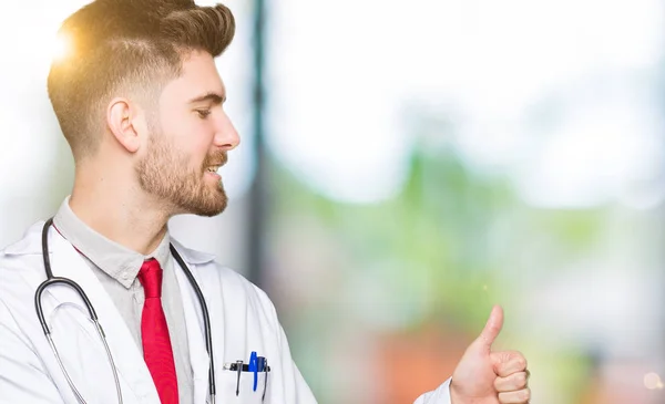 Joven Doctor Guapo Vestido Con Abrigo Médico Orgulloso Sonriente Haciendo — Foto de Stock