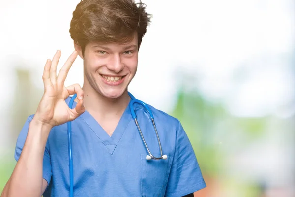 若い医者は 孤立した背景を浮かべて手と指で サインをしている肯定的な上医療制服を着てします 成功した式 — ストック写真