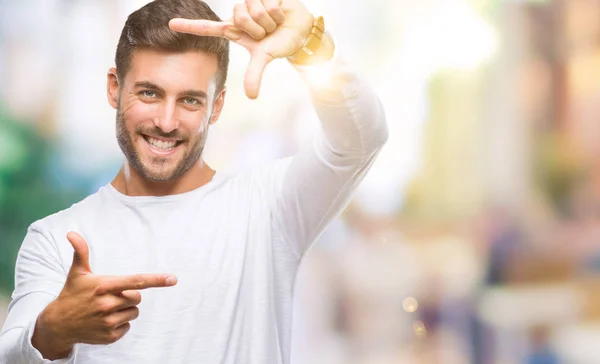 Jovem Homem Bonito Sobre Fundo Isolado Sorrindo Fazendo Quadro Com — Fotografia de Stock