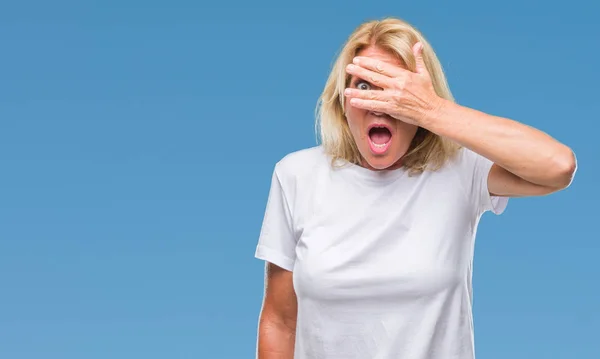 Mulher Loira Meia Idade Sobre Fundo Isolado Espreitando Choque Cobrindo — Fotografia de Stock