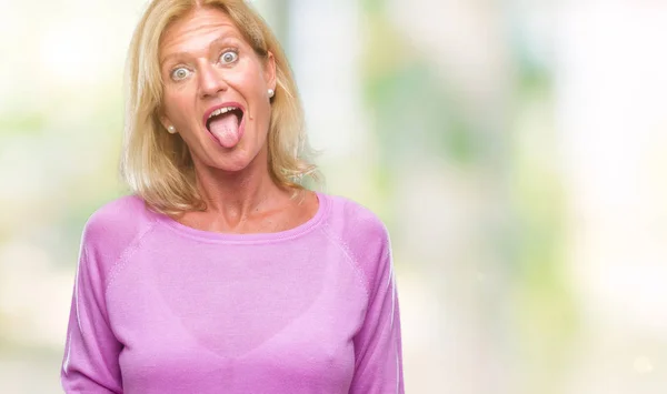 中年金发女人在孤立的背景下伸出舌头快乐的滑稽表情 情感概念 — 图库照片