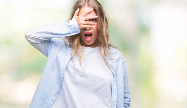 Vakker Ung Blond Kvinne Isolert Bakgrunn Kikker Sjokkdekket Ansikt Øyne – stockfoto