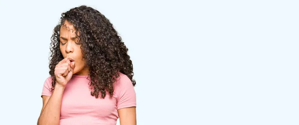 体調不良や風邪や気管支炎の症状として咳を感じてピンクの シャツを着て巻き毛を持つ若い美しい女性 ヘルスケアの概念 — ストック写真