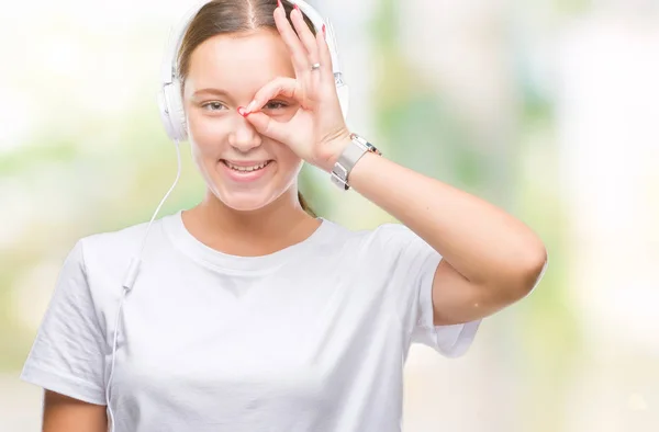 Joven Mujer Caucásica Escuchando Música Usando Auriculares Sobre Fondo Aislado —  Fotos de Stock