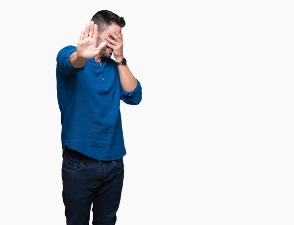 Joven Hombre Guapo Sobre Fondo Aislado Cubriendo Los Ojos Con — Foto de Stock