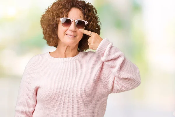 Mooie Midden Ager Senior Vrouw Dragen Roze Trui Zonnebril Geïsoleerde — Stockfoto