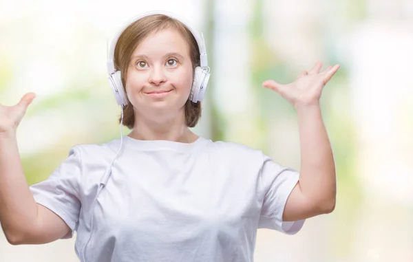 Młoda Kobieta Dorosłych Zespołem Downa Noszenia Słuchawek Białym Tle Szalony — Zdjęcie stockowe