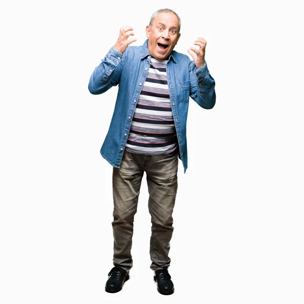 Przystojny Starszy Człowiek Ubrany Dżinsowa Kurtka Obchodzi Zaskoczony Zdumiony Sukcesu — Zdjęcie stockowe