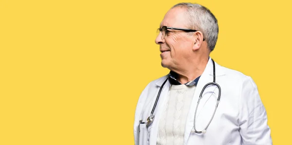 Stilig Senior Doktor Man Klädd Medicinsk Coat Tittar Bort Till — Stockfoto