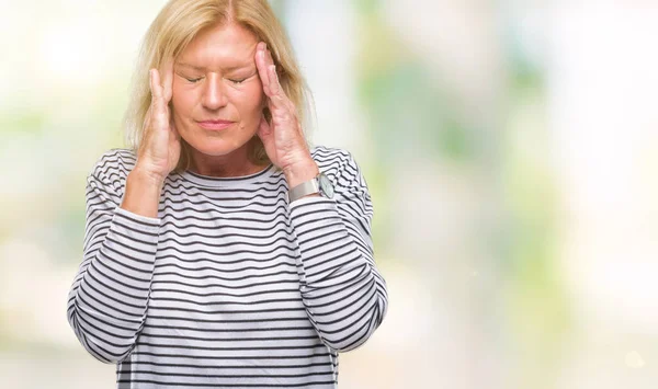 中年金发女人在孤立的背景下 手头疼痛的头部 因为压力 患偏头痛 — 图库照片