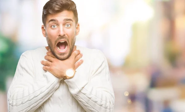 Joven Hombre Guapo Con Suéter Invierno Sobre Fondo Aislado Gritando —  Fotos de Stock