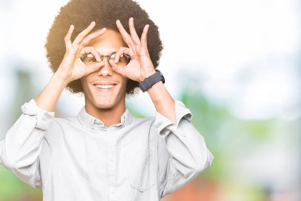 Jovem Afro Americano Com Cabelo Afro Usando Óculos Fazendo Gesto — Fotografia de Stock
