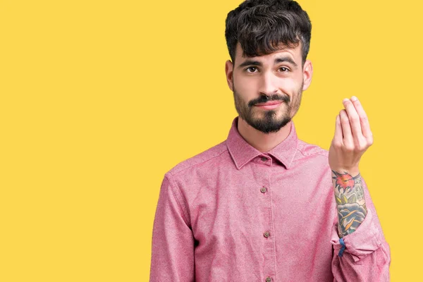 Jovem Homem Bonito Vestindo Camisa Rosa Sobre Fundo Isolado Fazendo — Fotografia de Stock