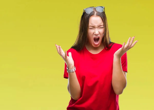 Junge Schöne Kaukasische Frau Mit Sonnenbrille Über Isoliertem Hintergrund Verrückt — Stockfoto