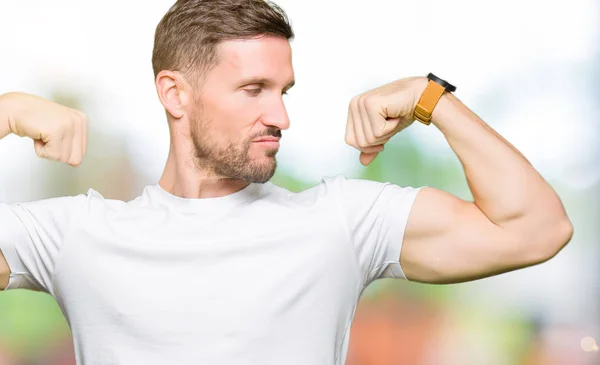 Schöner Mann Lässigem Weißem Shirt Der Stolz Lächelnd Die Armmuskeln — Stockfoto