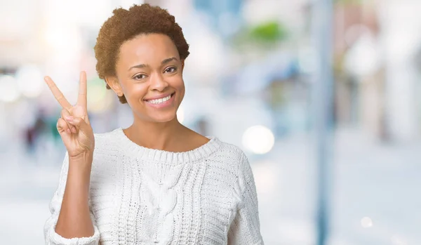 Hermosa Mujer Afroamericana Joven Usando Suéter Sobre Fondo Aislado Mostrando —  Fotos de Stock