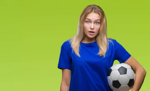 Giovane Donna Caucasica Che Tiene Pallone Calcio Sfondo Isolato Spaventato — Foto Stock