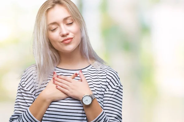 Jonge Blonde Vrouw Geïsoleerde Achtergrond Glimlachend Met Handen Borst Met — Stockfoto