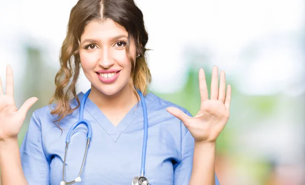 Jovem Mulher Médica Adulta Vestindo Uniforme Médico Mostrando Apontando Para — Fotografia de Stock