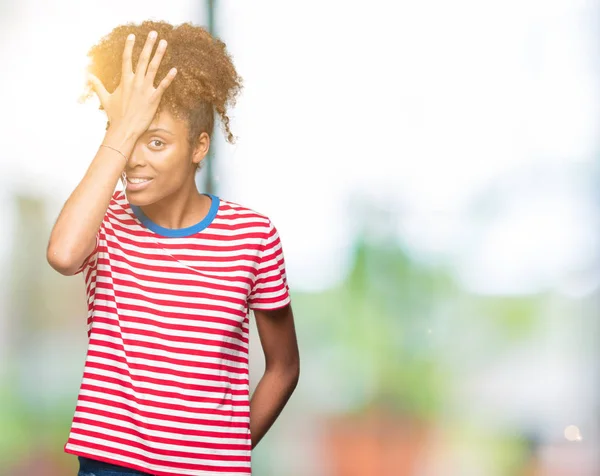 Vackra Unga Afroamerikanska Kvinnan Över Isolerade Bakgrund Förvånad Med Handen — Stockfoto