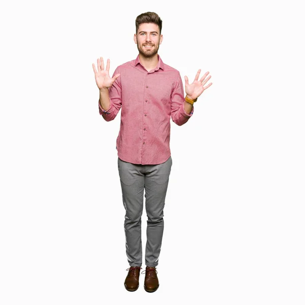 若いハンサムなビジネス カジュアルな男の指で上向きの表示と番号を自信を持って 幸せな笑みを浮かべている間 — ストック写真