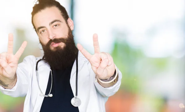 Dokter Dengan Rambut Panjang Mengenakan Mantel Medis Dan Stetoskop Tersenyum — Stok Foto