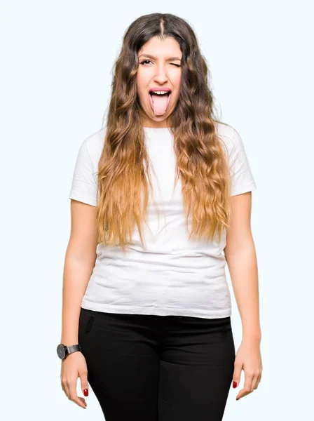 Casual Beyaz Shirt Yapışma Dil Giyen Genç Güzel Kadın Out — Stok fotoğraf
