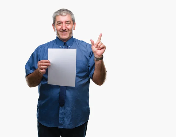 Pěkný Starší Muž Drží Prázdný List Papíru Nad Izolované Pozadí — Stock fotografie