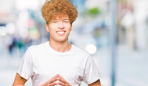 Mladý Pohledný Muž Afro Vlasy Nosí Ležérní Bílé Tričko Ruce — Stock fotografie