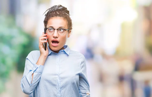 Ung Flätat Hår Afroamerikanska Business Tjej Visar Kallelse Med Smartphone — Stockfoto