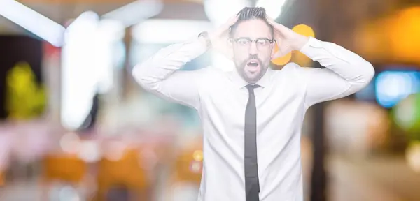 Joven Hombre Negocios Guapo Con Gafas Sobre Fondo Aislado Loco —  Fotos de Stock