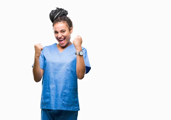 年轻编织头发非洲裔美国女孩专业护士在孤立的背景非常高兴和兴奋做优胜者手势与手臂抬起 微笑着尖叫成功 庆祝理念 — 图库照片