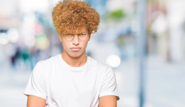 Junger Gutaussehender Mann Mit Afrohaaren Brille Skeptisch Und Nervös Ablehnender — Stockfoto