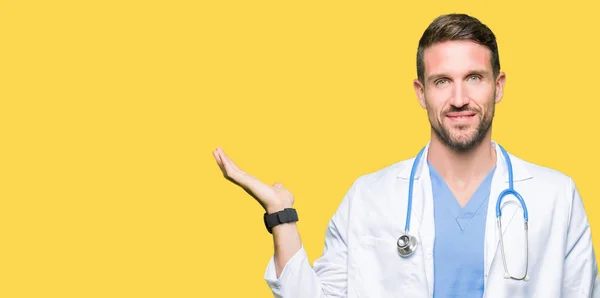 Bello Medico Uomo Indossa Uniforme Medica Sfondo Isolato Sorridente Allegro — Foto Stock