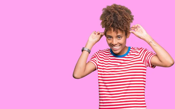 Hermosa Mujer Afroamericana Joven Sobre Fondo Aislado Sonriendo Tirando Las — Foto de Stock