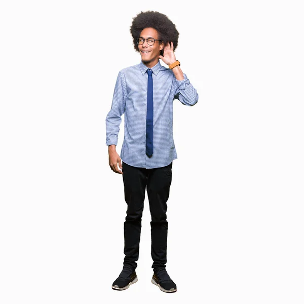 Joven Hombre Negocios Afroamericano Con Pelo Afro Usando Gafas Sonriendo —  Fotos de Stock