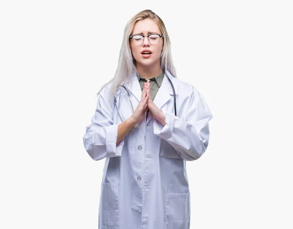 Junge Blonde Ärztin Mit Isoliertem Hintergrund Bettelt Und Betet Mit — Stockfoto