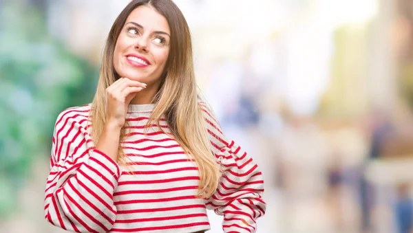 Junge Schöne Frau Lässig Gestreifter Winterpullover Über Isoliertem Hintergrund Mit — Stockfoto