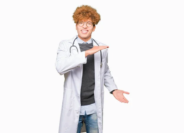 Ung Snygg Läkare Man Klädd Medicinsk Coat Gestikulerande Med Händer — Stockfoto