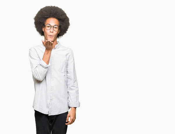 Joven Hombre Afroamericano Con Pelo Afro Con Gafas Mirando Cámara — Foto de Stock