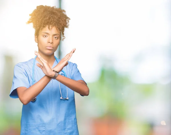 Junge Afrikanisch Amerikanische Ärztin Über Isolierten Hintergrund Ablehnung Ausdruck Kreuzen — Stockfoto