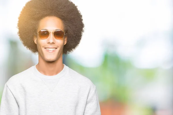 非洲青年美国人 非洲头发戴太阳镜 脸上带着快乐和清凉的微笑 幸运的人 — 图库照片