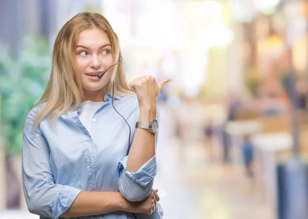 Jonge Kaukasische Zakenvrouw Call Center Hoofdtelefoon Dragen Geïsoleerde Achtergrond Glimlachend — Stockfoto