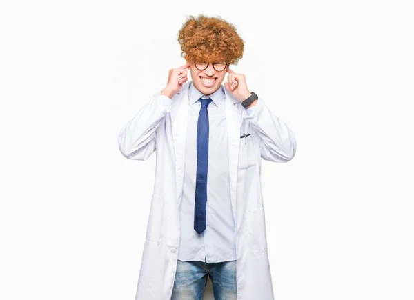 Giovane Scienziato Bello Uomo Con Gli Occhiali Che Coprono Orecchie — Foto Stock