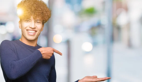 Joven Hombre Guapo Con Pelo Afro Asombrado Sonriendo Cámara Mientras — Foto de Stock