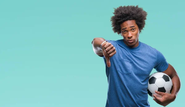 Hombre Afroamericano Sosteniendo Pelota Fútbol Sobre Fondo Aislado Con Cara —  Fotos de Stock