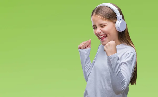 Joven Chica Hermosa Con Auriculares Escuchando Música Sobre Fondo Aislado — Foto de Stock