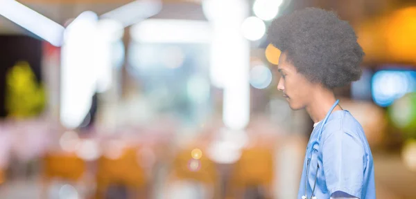 Giovane Uomo Medico Afro Americano Con Capelli Afro Cercando Lato — Foto Stock